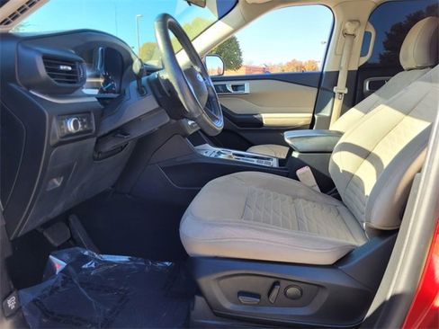 Used 2020 Ford Explorer XLT image 4
