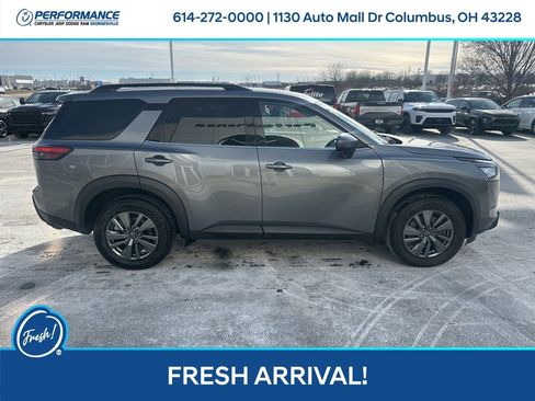 Used 2024 Nissan Pathfinder SV image 3