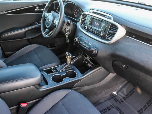 Used 2017 Kia Sorento LX image 17