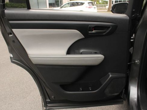 Used 2021 Toyota Highlander LE AWD/4WD image 22