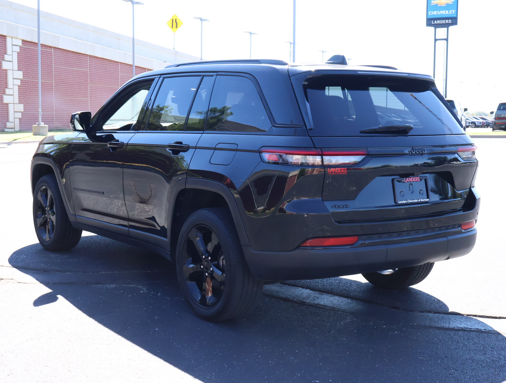 Used 2023 Jeep Grand Cherokee Altitude AWD/4WD image 7