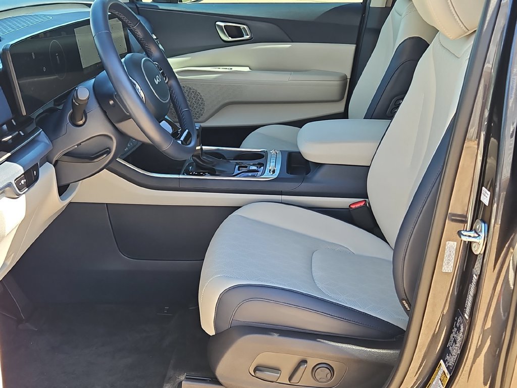 Used 2025 Kia Carnival SX FWD image 11