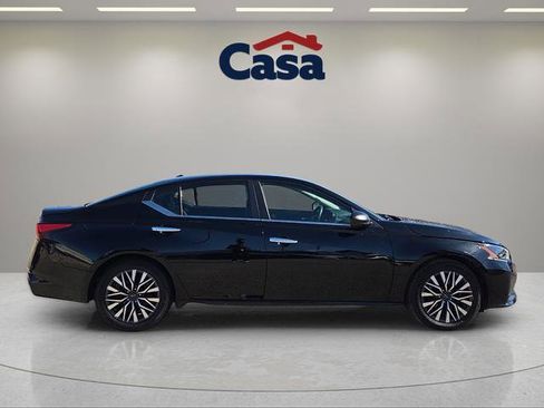 Used 2024 Nissan Altima 2.5 SV image 2