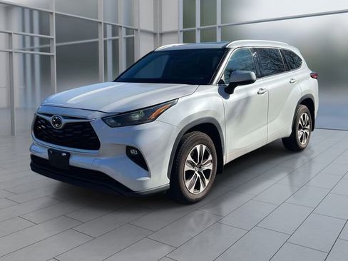 Used 2022 Toyota Highlander XLE image 4