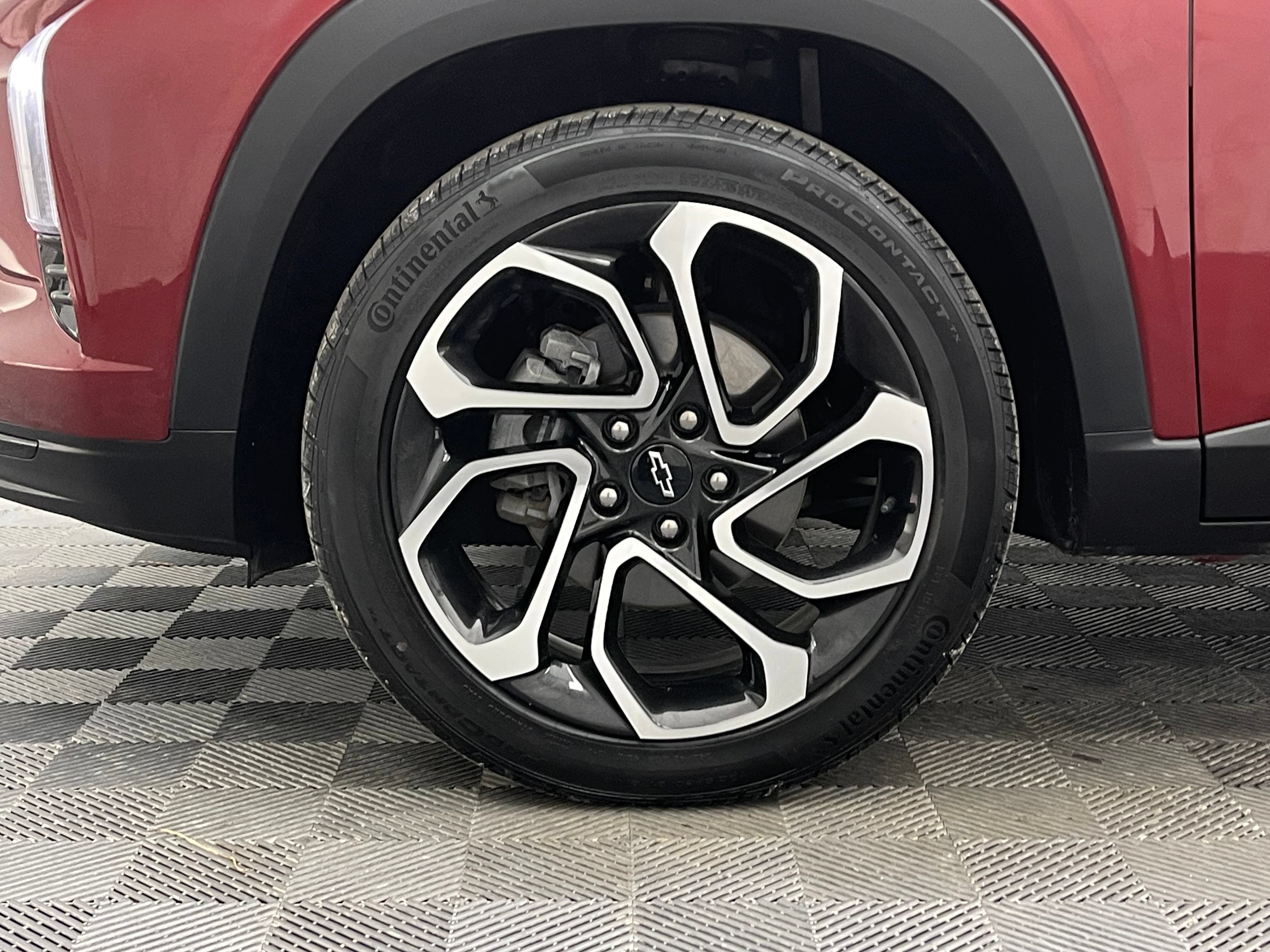 Used 2024 Chevrolet Trax RS w/ Sunroof Package FWD image 14