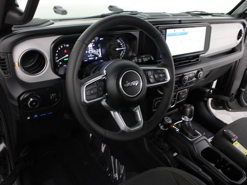 Used 2025 Jeep Wrangler Unlimited Sahara AWD/4WD image 8