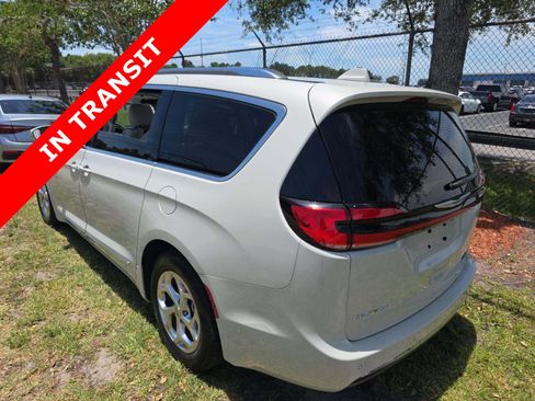Used 2021 Chrysler Pacifica Limited w/ Uconnect Theater Family Group FWD image 4