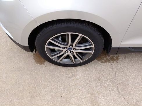 Used 2019 Ford Edge Titanium image 35