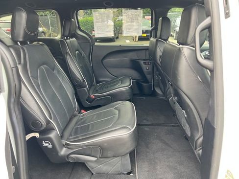 Used 2025 Chrysler Pacifica Limited image 12
