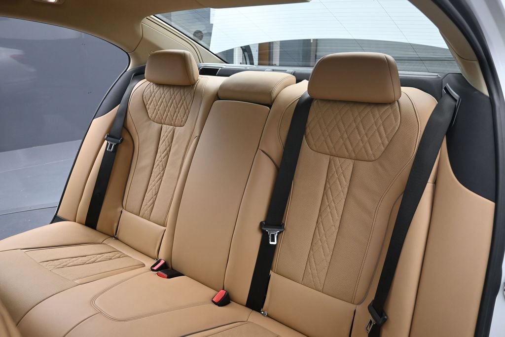 Used 2019 BMW 750i w/ Executive Package RWD image 31