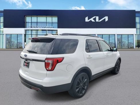 Used 2017 Ford Explorer XLT w/ Equipment Group 202A FWD image 3