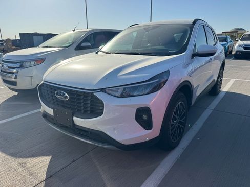 Used 2025 Ford Escape SE FWD image 2