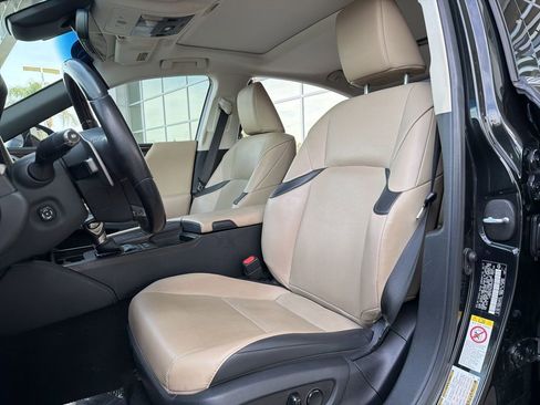 Used 2019 Lexus ES 300h w/ Premium Package image 10