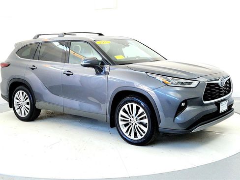 Certified 2025 Toyota Highlander Platinum image 7