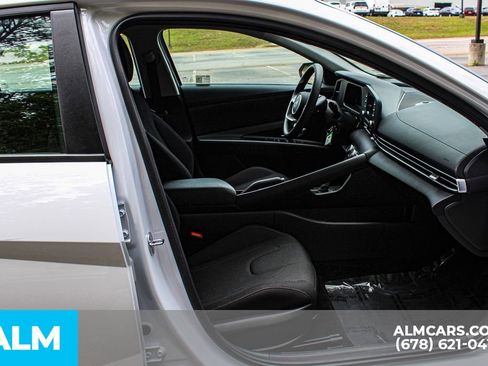 Used 2025 Hyundai Elantra SE FWD image 21