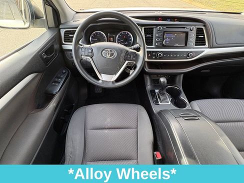 Used 2017 Toyota Highlander LE image 18
