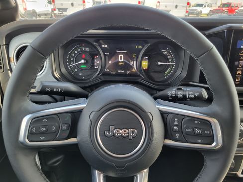Used 2025 Jeep Wrangler Unlimited Sahara AWD/4WD image 9