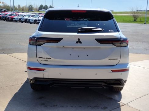 New 2026 Mitsubishi Outlander LE AWD/4WD image 17