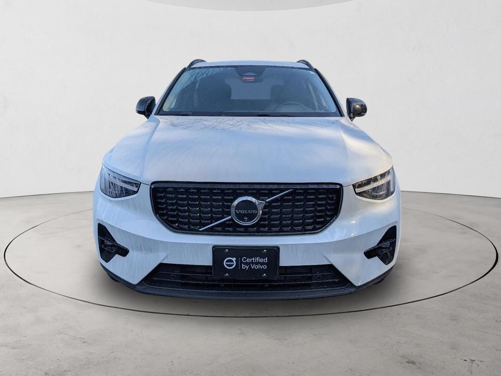 Certified 2026 Volvo XC40 B5 Plus AWD/4WD image 2