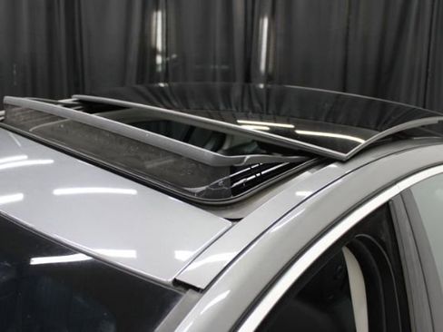 Used 2017 Jaguar XE Premium image 9