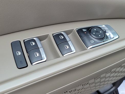 Used 2025 Kia Carnival FWD image 16