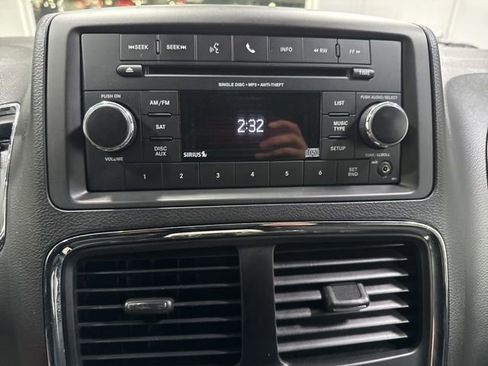 Used 2016 Dodge Grand Caravan SE FWD image 19