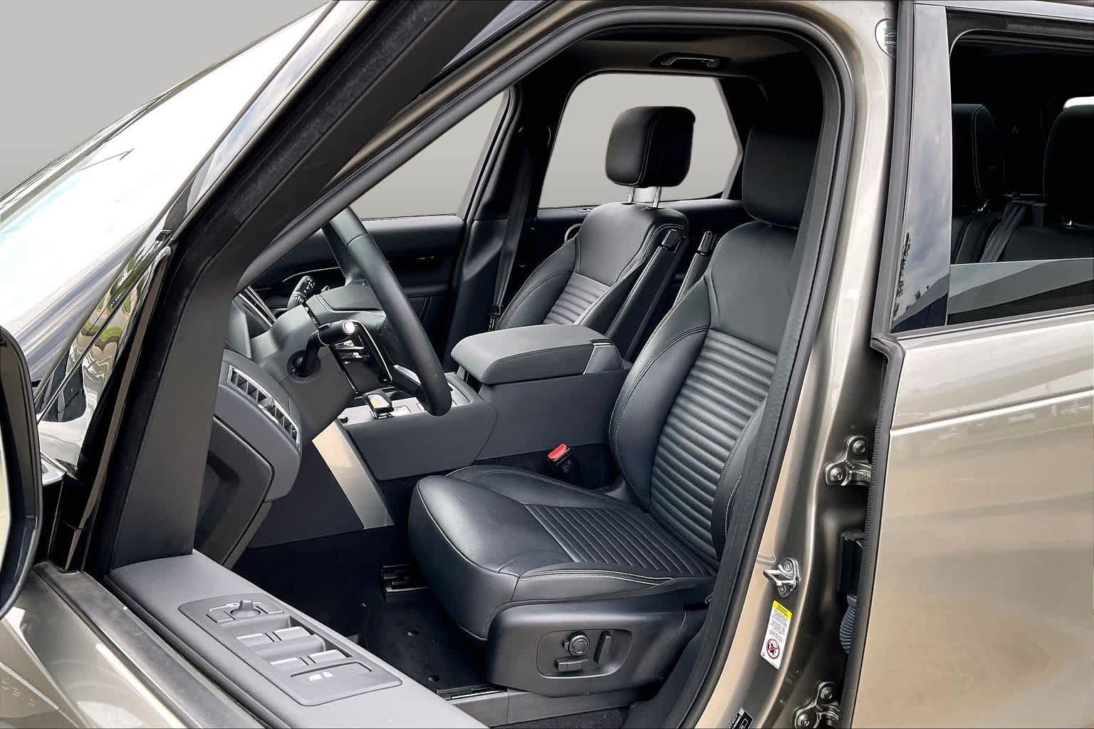Used 2025 Land Rover Discovery S AWD/4WD image 8