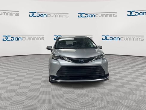 Used 2023 Toyota Sienna LE FWD image 3