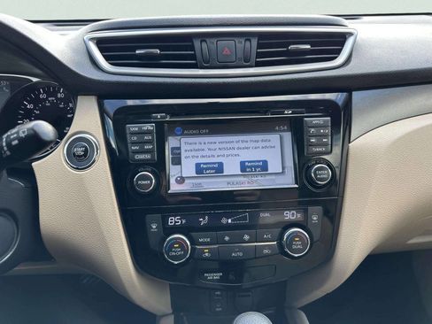 Used 2016 Nissan Rogue SV w/ SV Premium Package FWD image 30