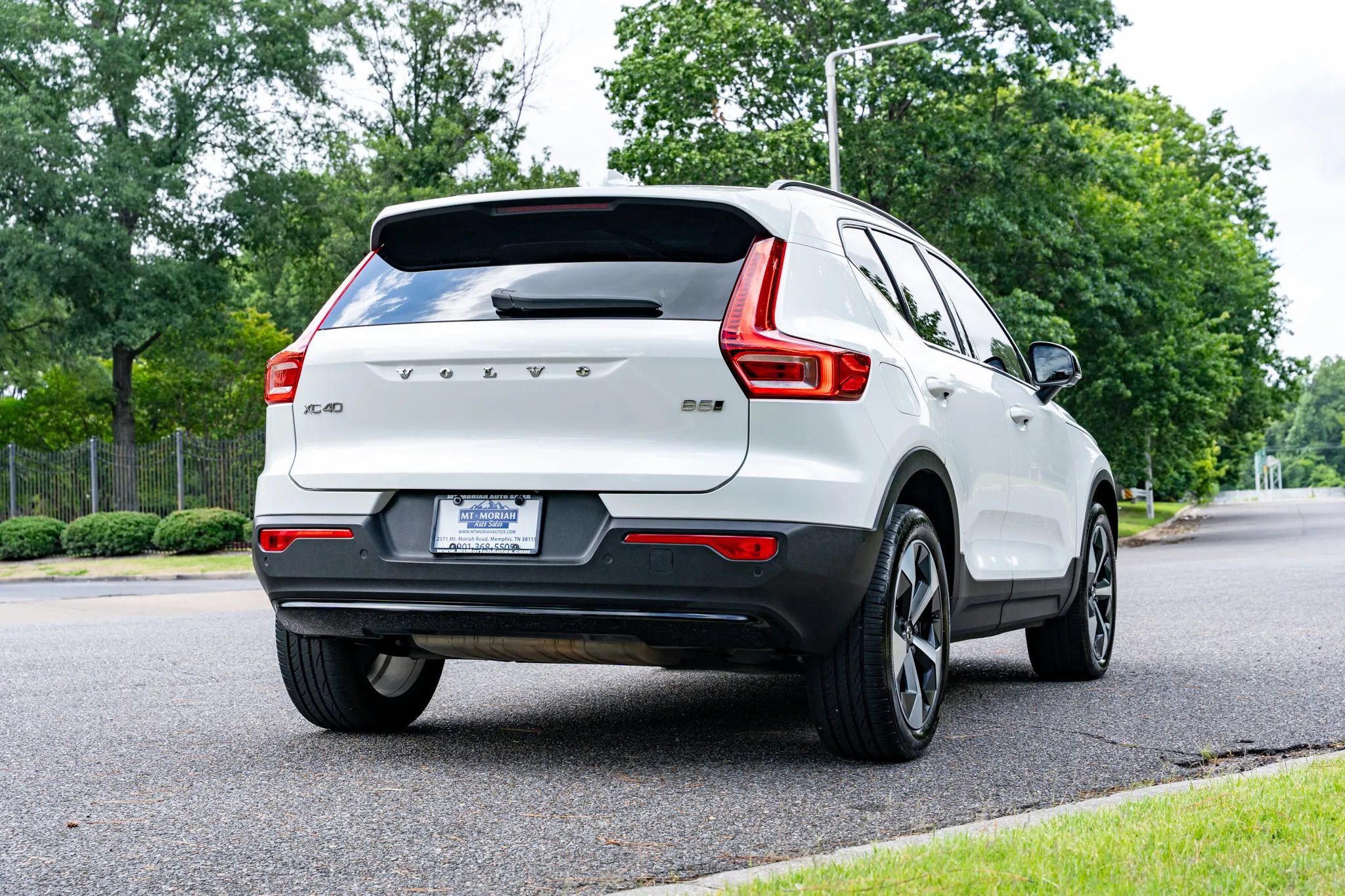 Used 2024 Volvo XC40 B5 Plus AWD/4WD image 6