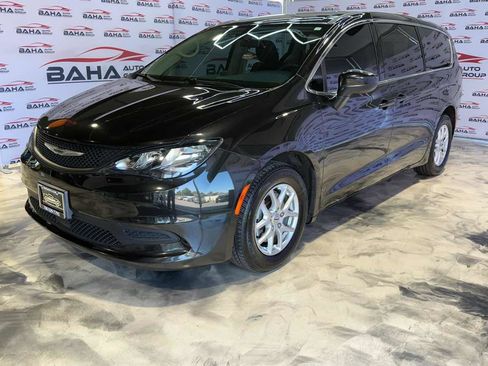 Used 2022 Chrysler Voyager LX image 2