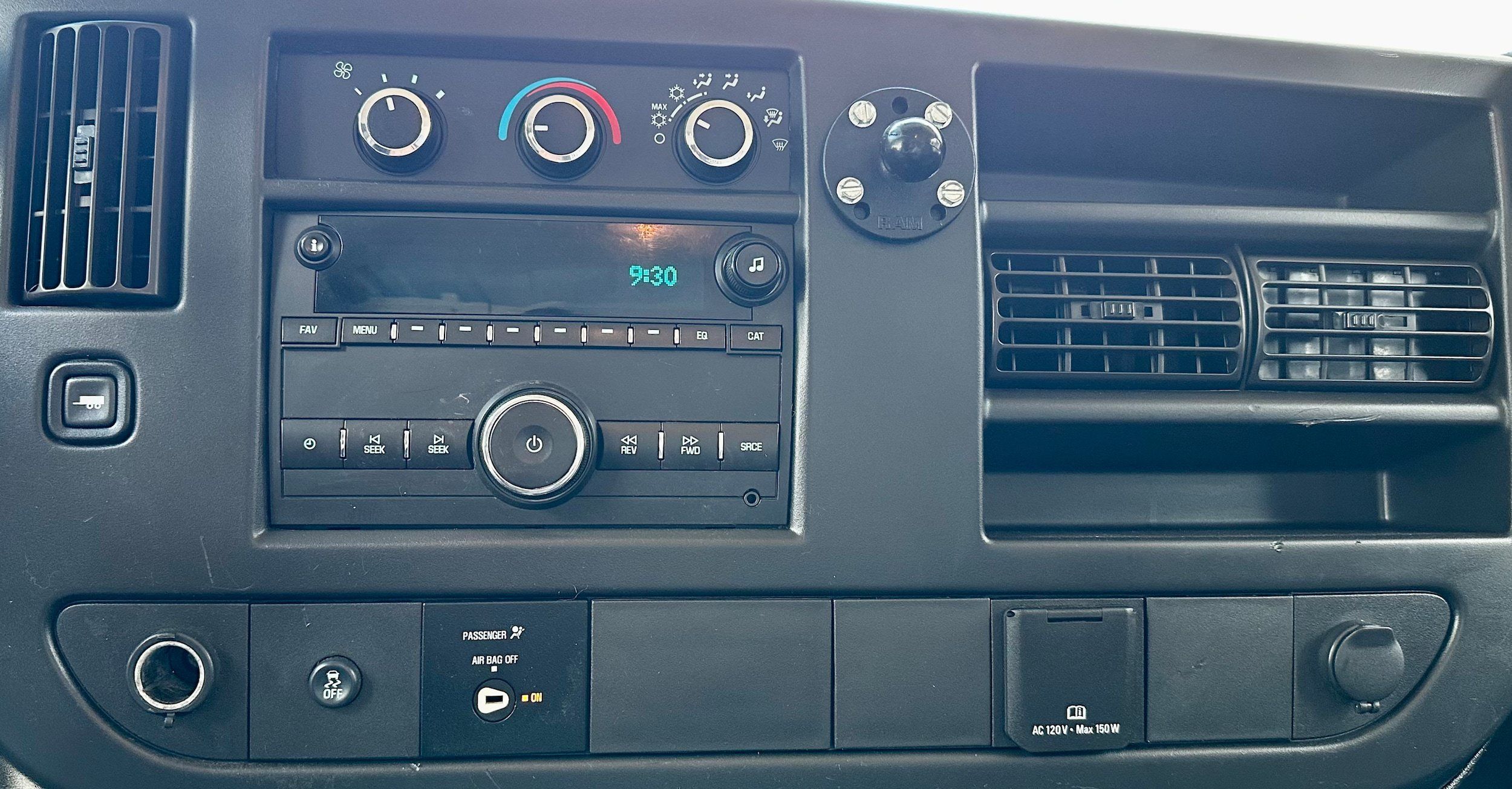 Used 2017 Chevrolet Express 2500 RWD image 18