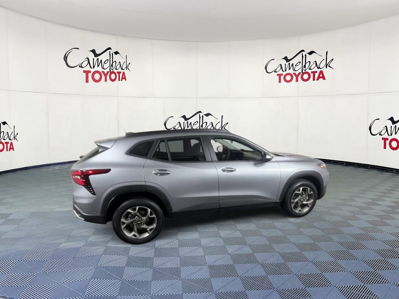 Used 2025 Chevrolet Trax LT FWD image 3