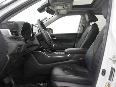 Used 2024 Toyota Highlander XLE AWD/4WD image 23