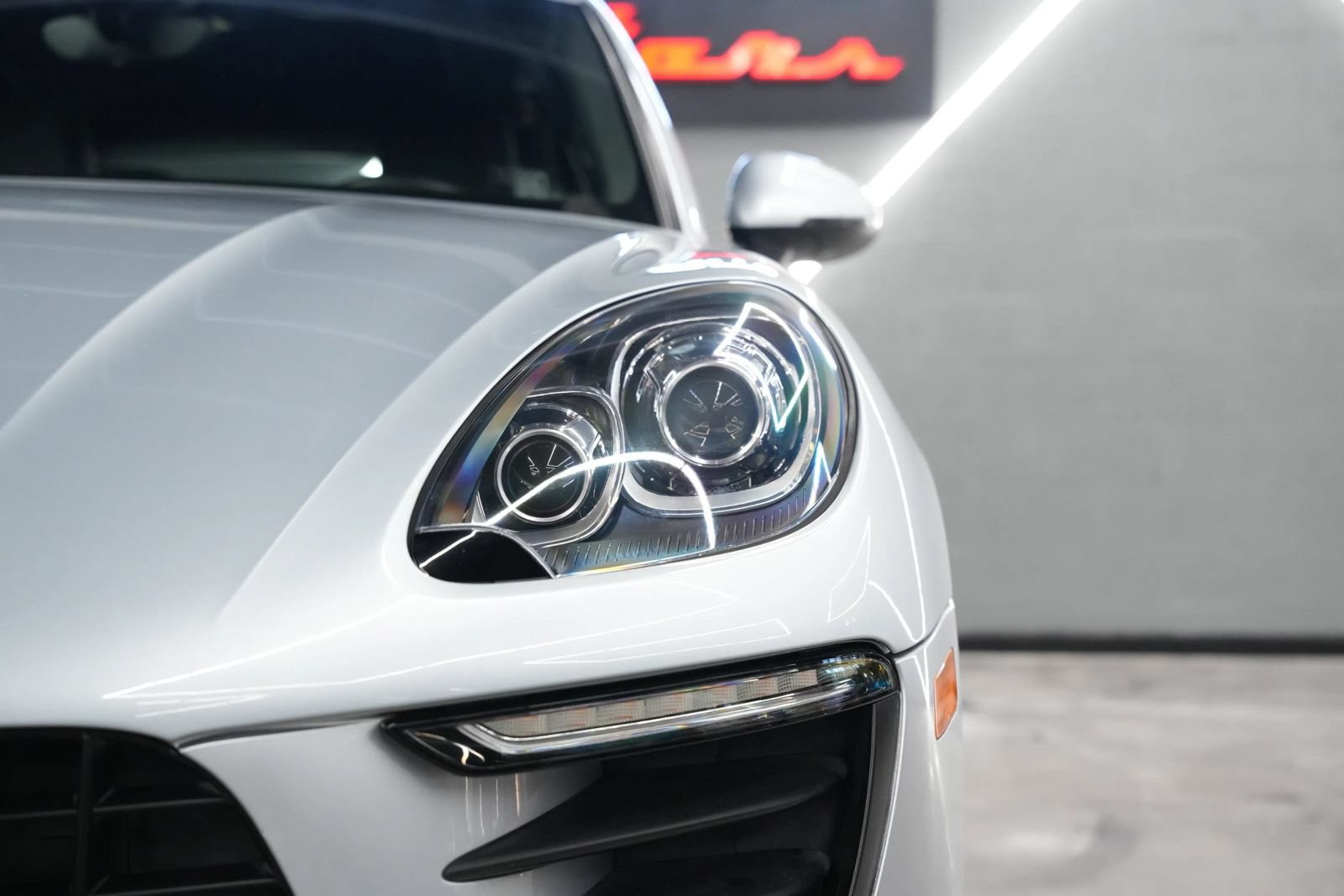 Used 2018 Porsche Macan Sport Edition AWD/4WD image 5