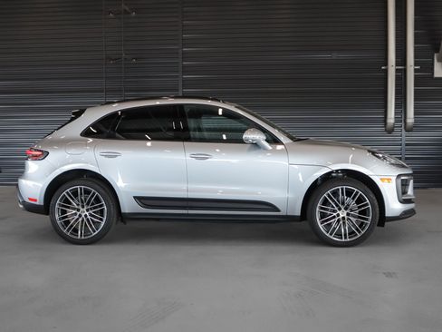 Certified 2026 Porsche Macan AWD/4WD image 11