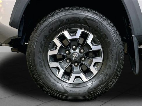Used 2021 Toyota Tacoma TRD Off-Road w/ TRD Premium Off Road Package AWD/4WD image 11