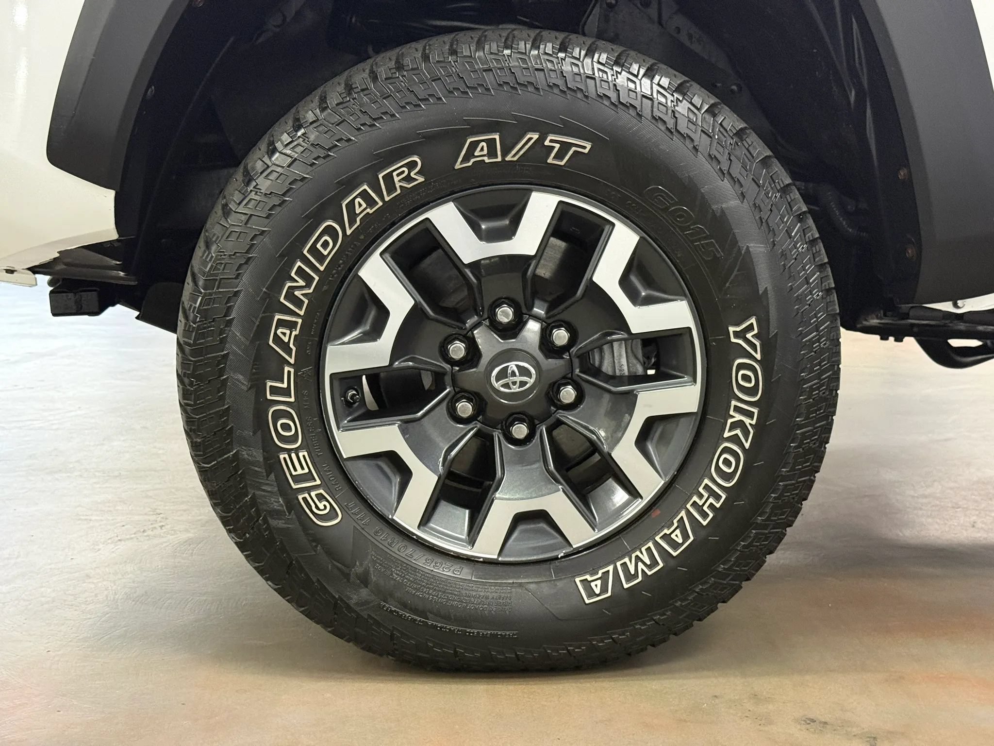 Used 2017 Toyota Tacoma TRD Off-Road w/ Tow Package AWD/4WD image 14