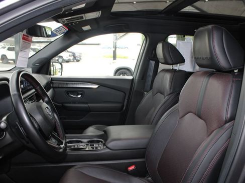 Used 2025 Honda Pilot Black Edition image 8