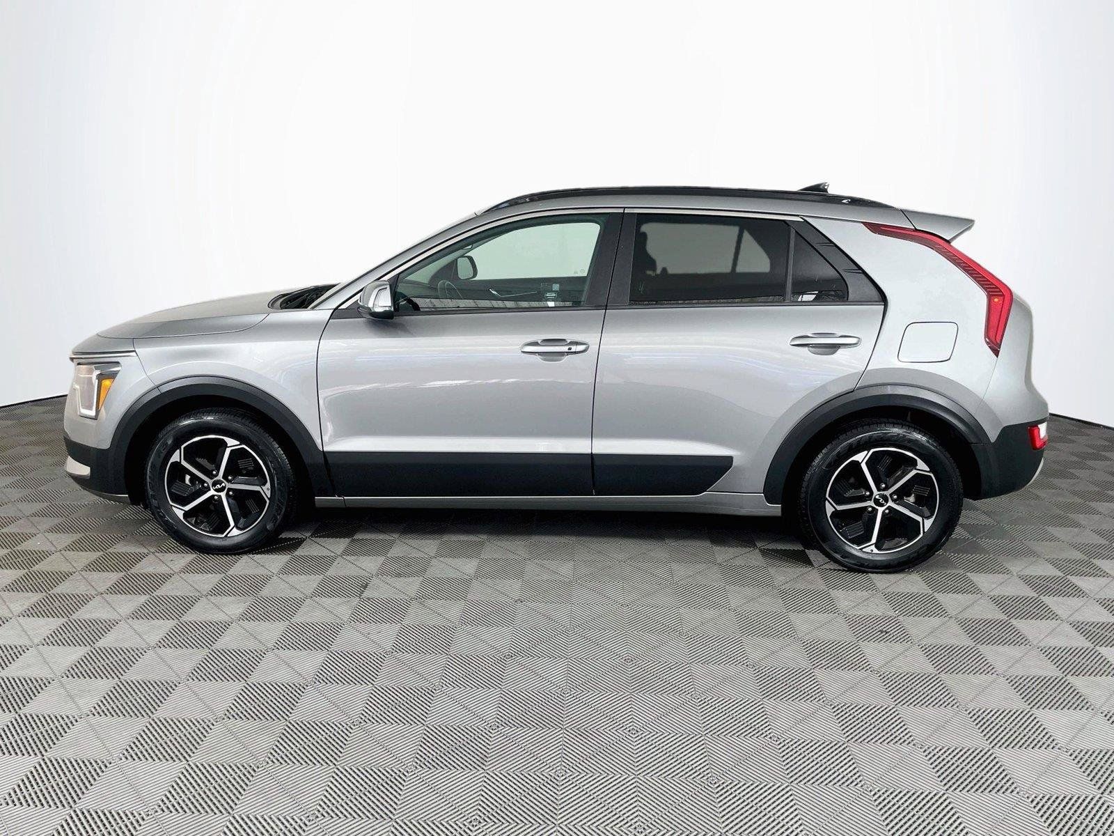 Used 2024 Kia Niro EX FWD image 4