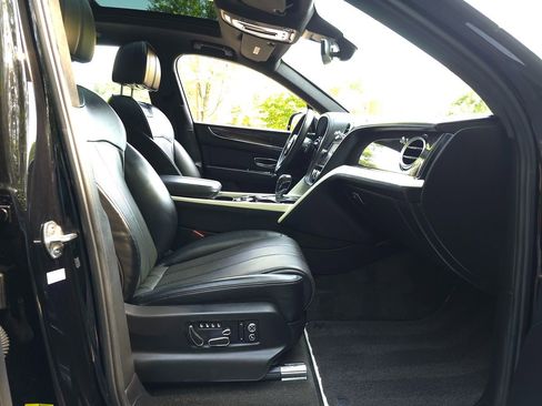 Used 2020 Bentley Bentayga Design Series image 30