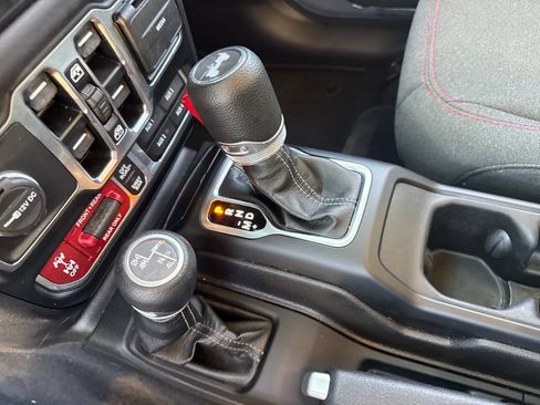 Used 2025 Jeep Wrangler Unlimited Rubicon AWD/4WD image 17
