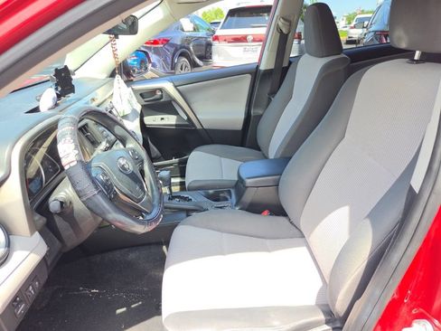 Used 2014 Toyota RAV4 LE AWD/4WD image 2