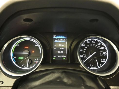 Used 2020 Toyota Camry SE w/ Sunroof Package FWD image 15