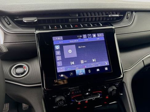 Used 2024 Jeep Grand Cherokee Altitude image 14