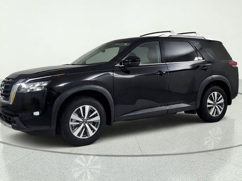 Used 2025 Nissan Pathfinder SL FWD image 3