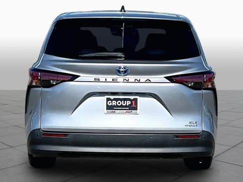 Used 2021 Toyota Sienna XLE FWD image 4