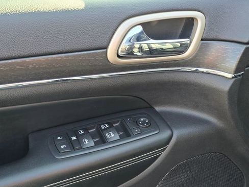 Used 2017 Jeep Grand Cherokee Limited image 44