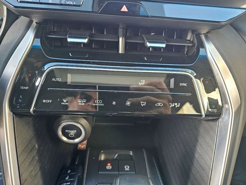 Used 2023 Toyota Venza Nightshade image 13