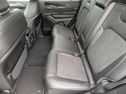 New 2025 Jeep Grand Cherokee Altitude image 29